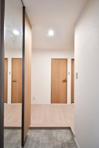 ライオンズマンション大宮吉野原の玄関|【新規リノベーション】玄関ドアの正面にはリビングの扉が設置されておりますので、急な訪問で玄関を開けた際室内が見えない設計です！