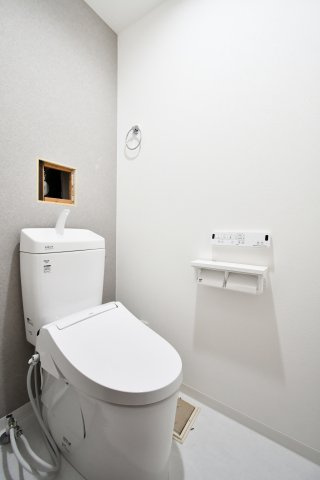 ライオンズマンション大宮吉野原のトイレ|白が基調の清潔感のある温水洗浄機能付きトイレ！ペーパーホルダー2個付きは、さりげないGOODポイント◎トイレットペーパーの交換頻度が減るものストレス軽減になりますね！