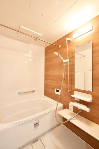ライオンズマンション大宮吉野原の浴室|シックで上品さを感じるバスルームはまるでホテルのような仕上がり。日常から解放できる癒しの空間となります。木目がアクセントになっております！新品ですのでご入居後から気持ちよく入浴頂けます。