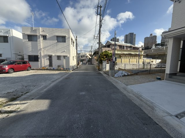 浦添市牧港1丁目（全2棟）B号棟の前面道路含む現地写真|※東側公道5m♪