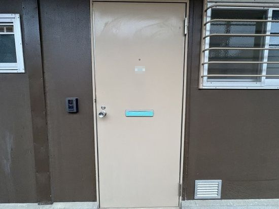 明峰ハイツＢの玄関