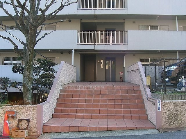 千里ヶ丘マンションA棟のエントランス
