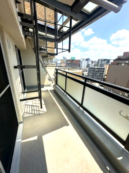 【バルコニー】 | コスモハイツ新大阪2番館 | 3室に続く南東向きバルコニー！晴れた日にはたっぷりの洗濯物やお布団を干すことができます。