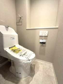 【トイレ】 | コスモハイツ新大阪2番館 | 温水洗浄便座付のトイレで、冬の寒い時期でも快適！汚れた時にはサッと拭けて衛生的です。