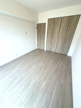 【洋室】 | コスモハイツ新大阪2番館 | 約5.9帖の洋室！全居室洋室仕様。随所に収納が備わり、お部屋を広くスッキリとお使いいただけます。