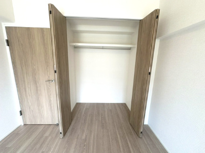 【収納】 | コスモハイツ新大阪2番館 | 約5.9帖洋室のクローゼット！奥行きもあるので、収納ボックスをそのまま中へ入れることも可能。