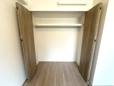【収納】 | コスモハイツ新大阪2番館 | 約5.2帖納戸にも大型クローゼット付き！お部屋をより広く隅々までお使いいただけます。