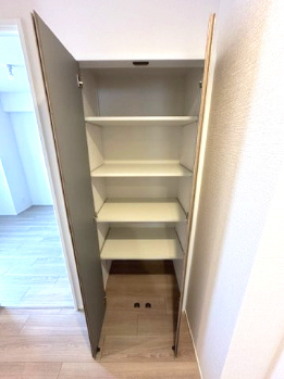 【収納】 | コスモハイツ新大阪2番館 | 日用品のストックや掃除道具の収納に便利な廊下収納！整理整頓がしやすいとお掃除が捗りますね。
