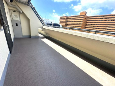 【玄関】 | コスモハイツ新大阪2番館 | 玄関前には専用ポーチも備わっており、独立性が高く、プライバシーが守られやすくなります。