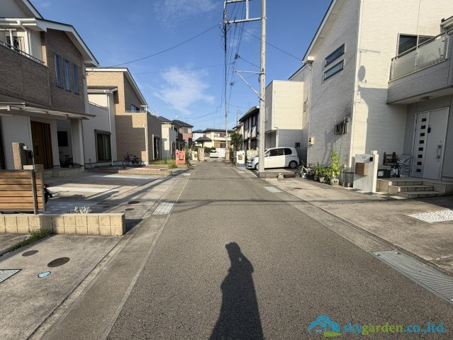 伊勢原市小稲葉　中古戸建の前面道路含む現地写真
