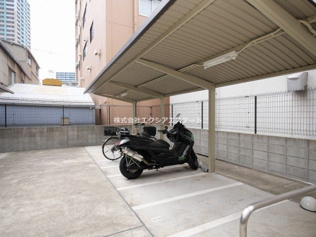 ラシュレエグゼ天王寺の駐車場