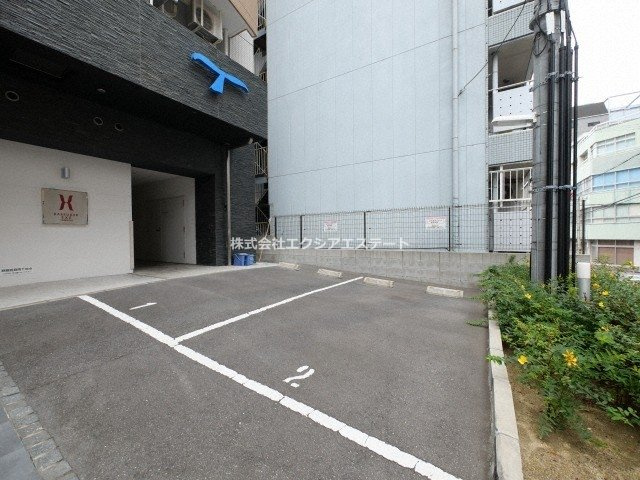 ラシュレエグゼ天王寺の駐車場