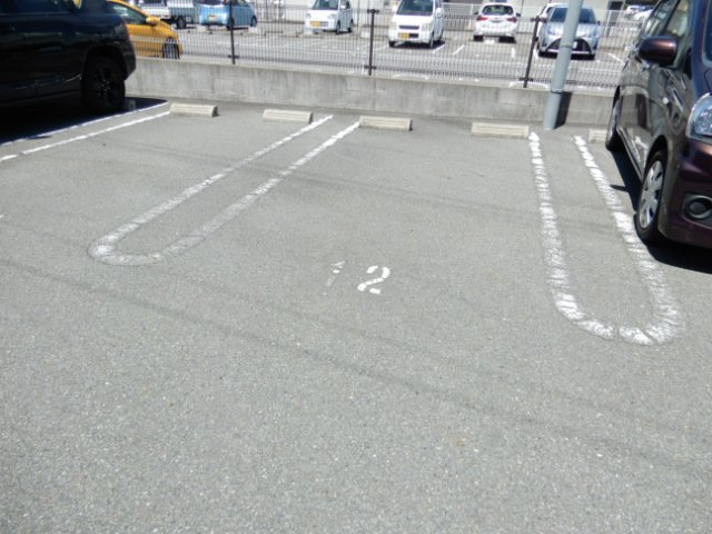 プレミールエビスの駐車場