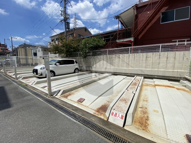 パルテール中小阪の駐車場