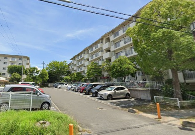 鈴の宮13号棟の駐車場