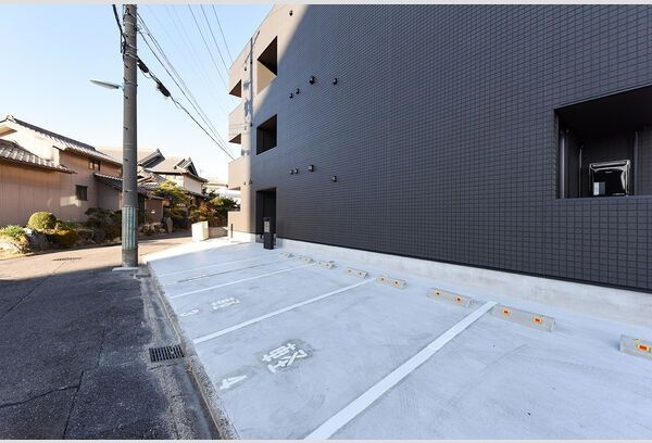 Warren maedanishiⅠの駐車場