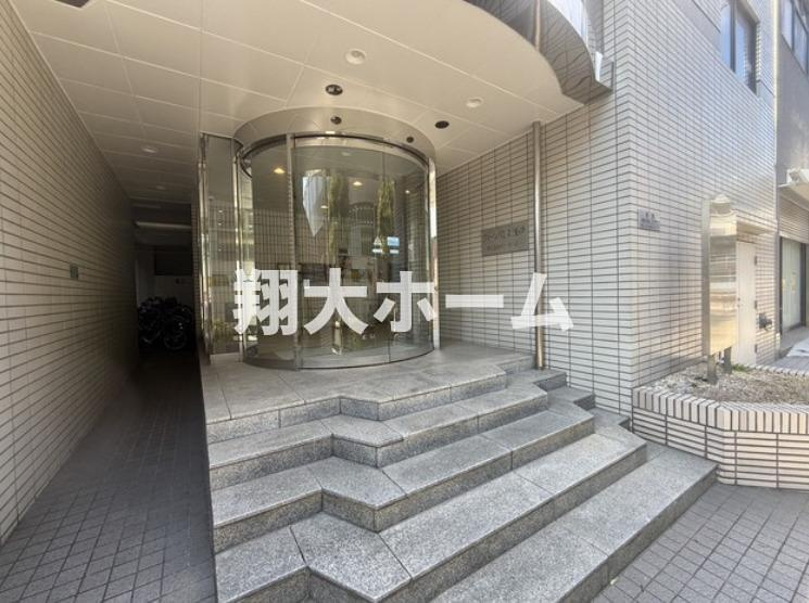 クイーンパレス浅伊のエントランス