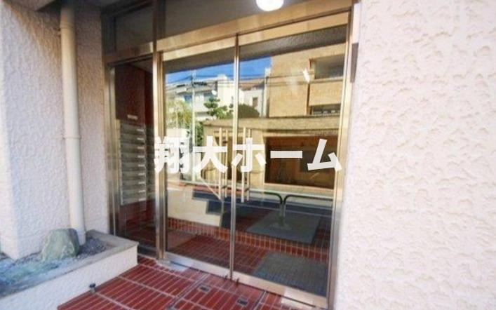 三栄ハイツのエントランス