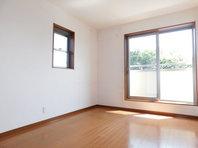 名古屋市中川区愛知町の中古一戸建の洋室|◇３階洋室◇　　南面で明るい洋室約５．９帖　全居室収納完備！　ベランダ利用可♪
