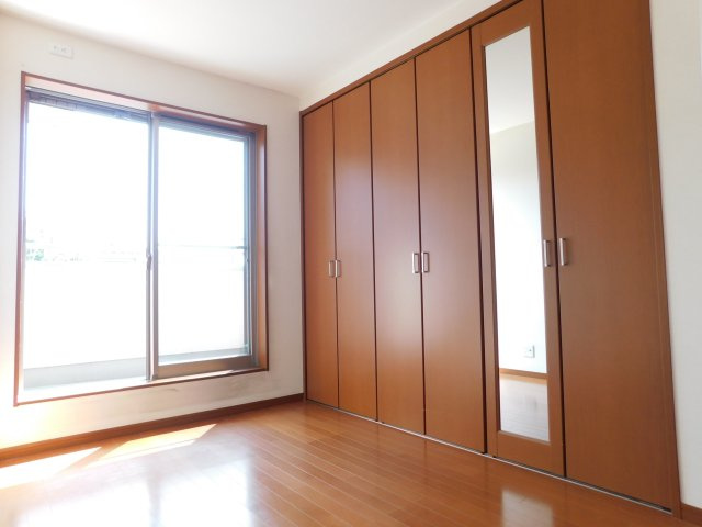 名古屋市中川区愛知町の中古一戸建の洋室|◇３階洋室◇　　南面で明るい洋室約４．９帖　全居室収納完備！　ベランダ利用可♪