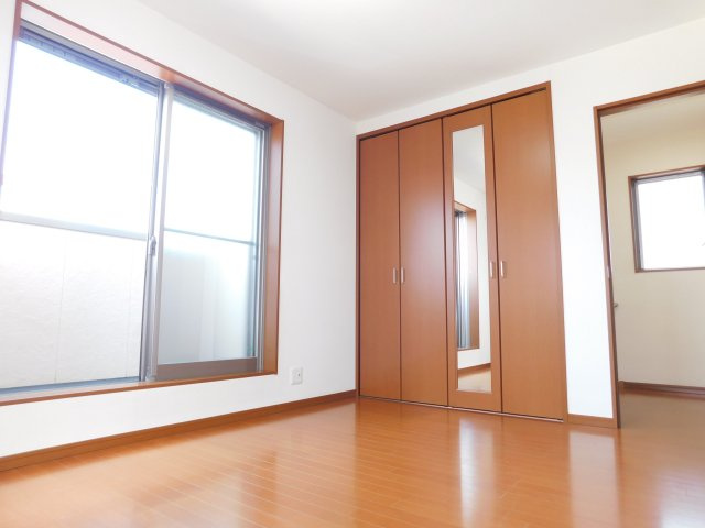 名古屋市中川区愛知町の中古一戸建の洋室|◇３階洋室◇　　明るい洋室約６．２帖　全居室収納完備！　ベランダ付き♪