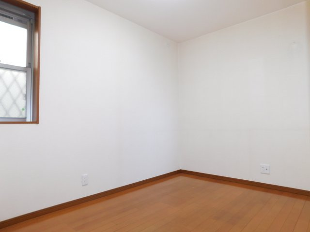 名古屋市中川区愛知町の中古一戸建の収納|◇納戸◇　　約４．２帖の納戸！　季節の荷物や家族の洋服などが大容量収納できます♪