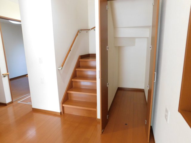 名古屋市中川区愛知町の中古一戸建の収納|◇１階階段下収納◇　　日用品のストックや掃除道具の収納などに便利です♪