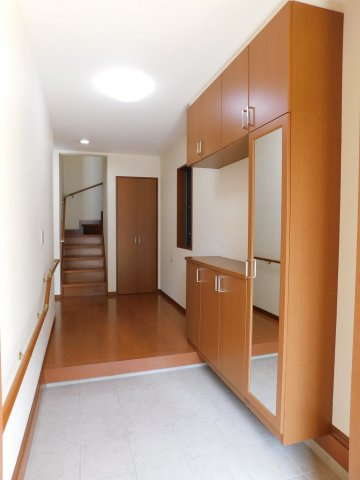 名古屋市中川区愛知町の中古一戸建の玄関|◇玄関◇　　家族の履物が収納でき、玄関が広く利用できます！