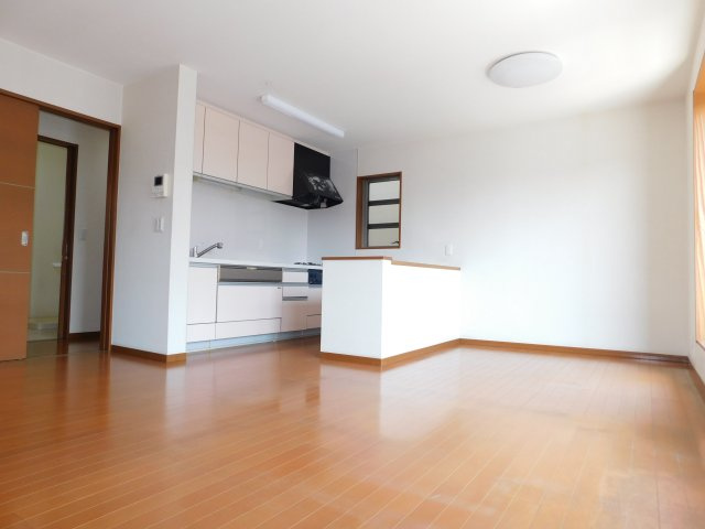 名古屋市中川区愛知町の中古一戸建の居間・リビング|◇リビング◇　　南面で明るいリビング約１４．７帖　カウンター付きキッチン♪