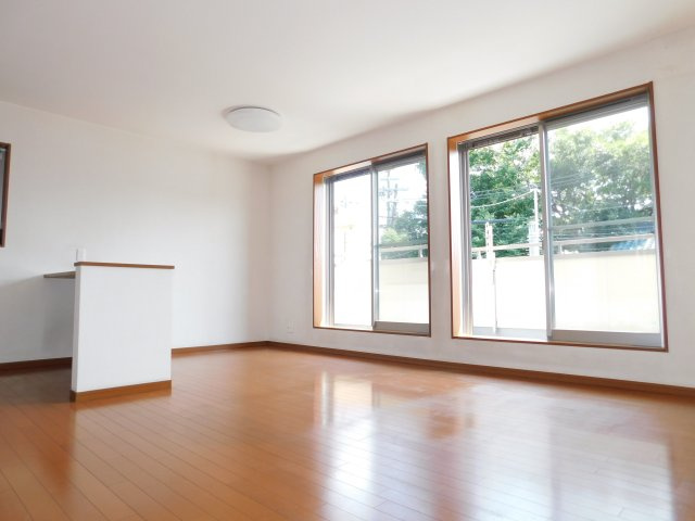 名古屋市中川区愛知町の中古一戸建の居間・リビング|◇リビング◇　　南面で明るいリビング約１４．７帖　外からの視線が気になりにくい２階リビング♪