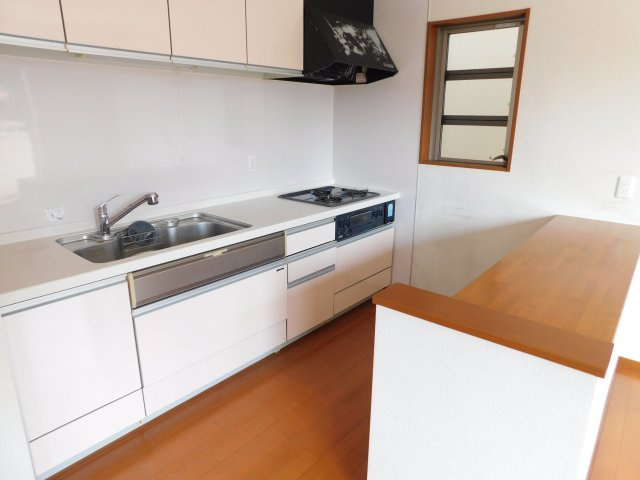 名古屋市中川区愛知町の中古一戸建のキッチン|◇キッチン◇　　システムキッチン　三口コンロ　吊戸棚
