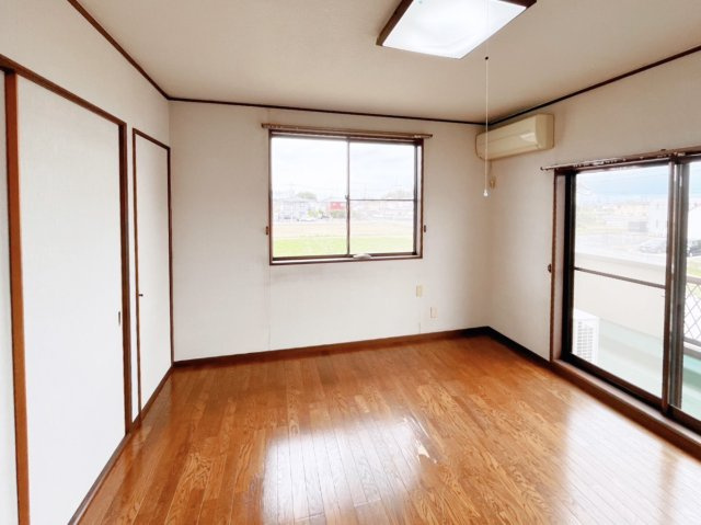 【中古戸建】太田市西新町の洋室|■洋室｜ナチュラルカラーの床です。模様替えなどとても楽しく工夫できます♪陽当たり、風通しもとても良いので毎日快適な生活スタートです！子供部屋にも良いですね♪