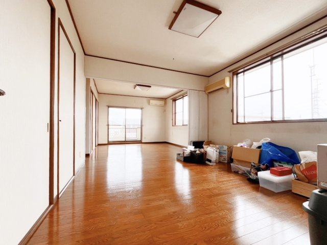 【中古戸建】太田市西新町の洋室|■洋室｜ダブルベッドを置いても充分な広さを2Ｆのお部屋に設けております。お子様と家族みんなで寝るのも夢じゃありません♪窓からは光が差し込むので日中でも明るいお部屋です。