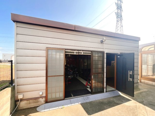 【中古戸建】太田市西新町の収納|■バイクガレージ｜まるで大人の秘密基地♪大切な愛車を身近に感じられる、防犯にも配慮されたこだわりのバイクガレージ(*^^*)