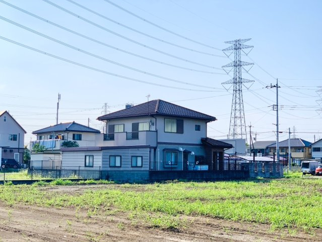 【中古戸建】太田市西新町の外観|■外観｜住宅街の中でも圧迫感が少なく、のびのびとした暮らしが叶う立地となっています。特徴のある個性的な住まい、そして住みやすい環境を、ぜひ現地でご覧になりませんか。お気軽にお問合せください(^^) 