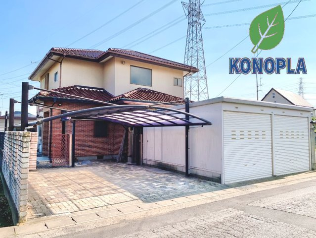 【中古戸建】太田市西新町の外観|■外観｜カーポート、シャッター車庫、バイクガレージを備えた、愛車を大切にしたい方オススメの物件♪防犯面にも配慮されていて、車・バイク好きの趣味を存分に満喫できる空間(*^^*)