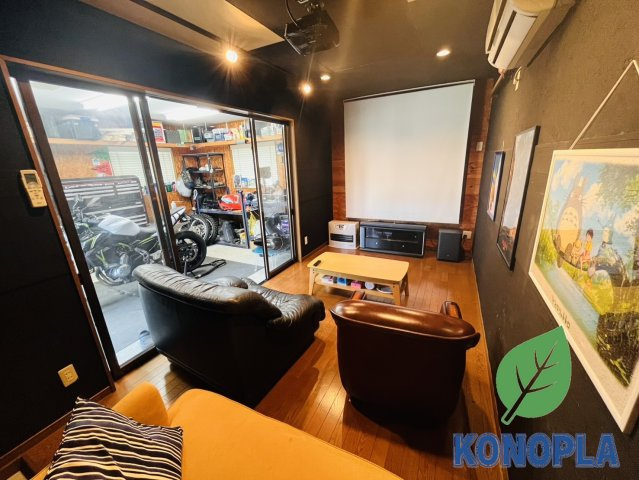 【中古戸建】太田市西新町の収納|■バイクガレージ｜バイク好きの心をくすぐる専用ガレージ、愛車とともに暮らす贅沢を♪バイクライフをより楽しめる、専用ガレージ付きの住まいです♪