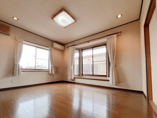 【中古戸建】太田市西新町の居間・リビング|■リビング｜リビングは全体が南側に配置されています。やわらかな光が差し込むので、家族が自然と集まる空間となります。穏やかな家族だんらんの時間が過ごせそうです♪