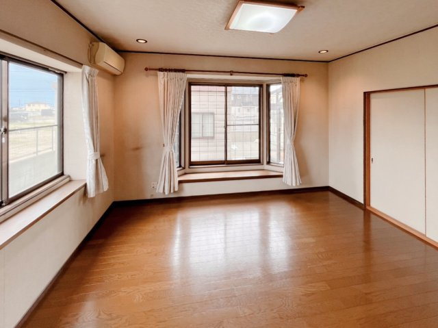 【中古戸建】太田市西新町の居間・リビング|■リビング｜ナチュラルな質感で魅せる、くつろぎの時間。ゆっくりとした時間が流れるリビングで、家族だんらんのひと時をお過ごしいただけます。
