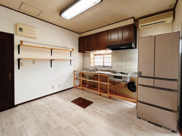 【中古戸建】太田市西新町のキッチン|■キッチン｜お料理時の油の臭いや煙などが隣接するお部屋に充満しにくい造りとなっており、急な来客時にも生活感を見せずに過ごせます♪