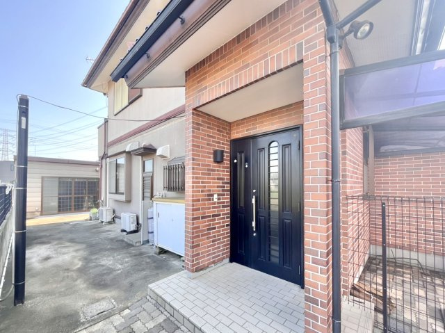 【中古戸建】太田市西新町の玄関|■玄関｜「玄関から、我が家を心地よく。自然の風や光を感じられる気持ちのいい玄関へ。」永く居心地のいい暮らしを演出する快適性能と安心を両立させたドア♪
