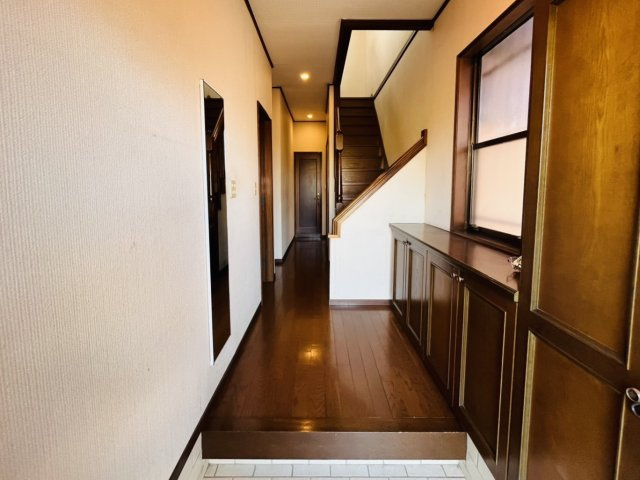 【中古戸建】太田市西新町の玄関|■玄関｜急な来客時にもすぐに物がしまえるので便利です。「いつもキレイな玄関だね」とお友達やご近所さんに羨ましがられると気分も上がります♪