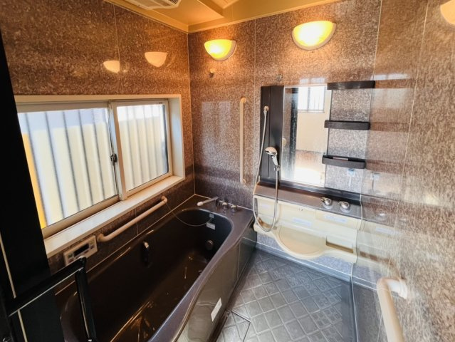 【中古戸建】太田市西新町の浴室|■浴室｜デザイン性に優れた浴室(*^^*)備え付けの棚には家族一人一人のシャンプーを分けて置くことができます！バスルームをいつもすっきりと使えますね♪大きな窓付きで嬉しい♪