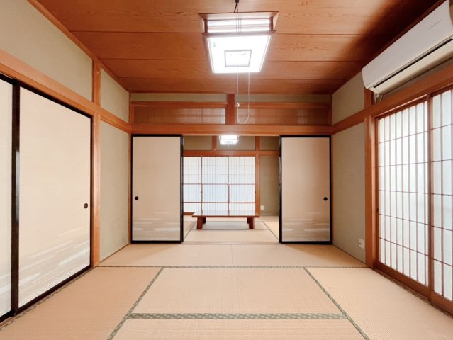【中古戸建】太田市西新町の和室|■和室｜「続き間の和室」は、戸を開ければ大空間、閉じれば個室として活用できるのでお子様の遊び場や客間としても便利です♪