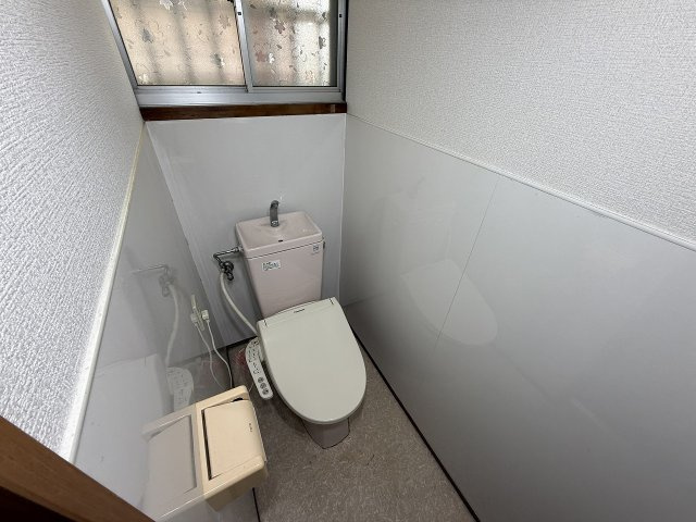中曽司町戸建のトイレ