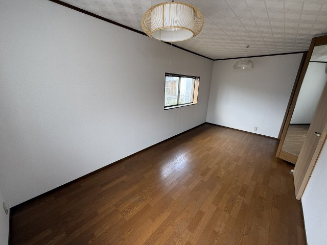 中曽司町戸建の洋室