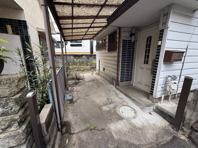 中曽司町戸建の駐車場