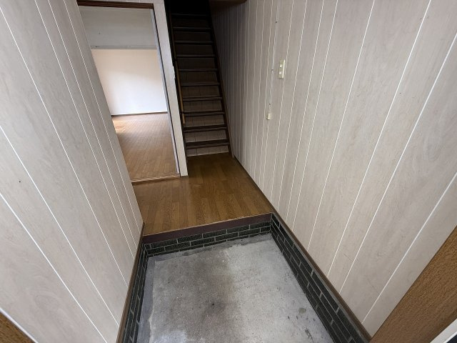 中曽司町戸建の玄関