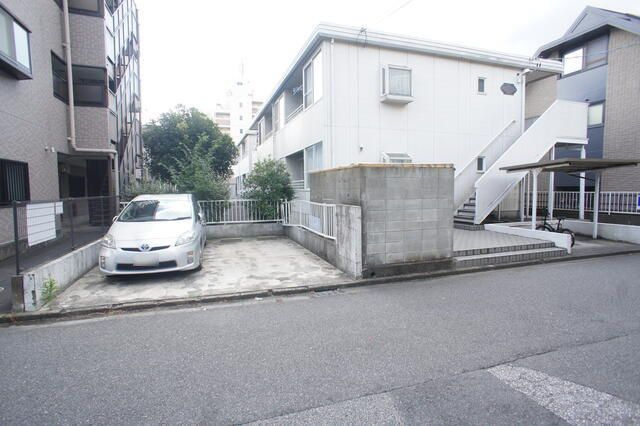 松戸市新松戸３丁目のアパートの駐車場
