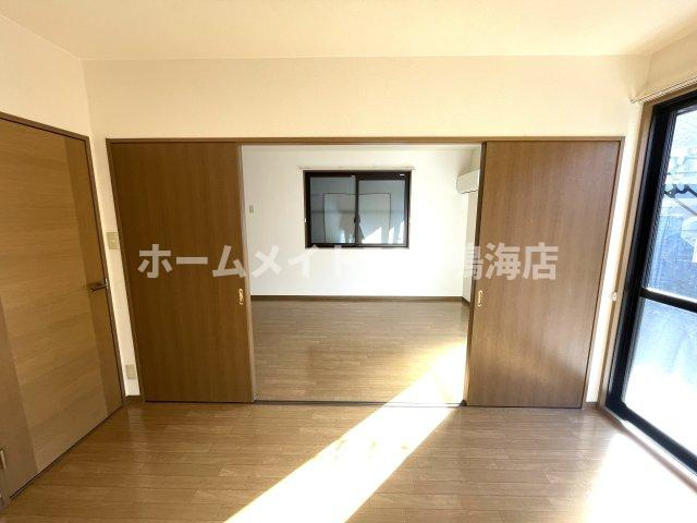 インペリアル浦里Aの居間・リビング|類似物件